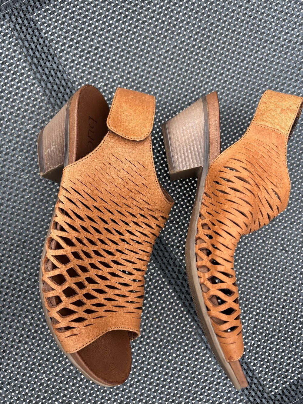 Bueno Women's Cognac Lacey Slingback Sandals - Picture 4 of 10